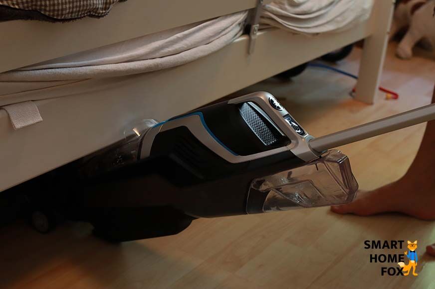 Saugwischen unter den Möbeln